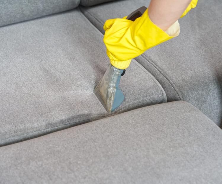 Cách vệ sinh ghế sofa tại nhà không cần thợ